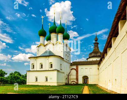 Église dans le jardin métropolitain derrière le mur principal du Kremlin de Rostov le Grand Banque D'Images