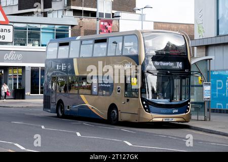 Service de bus Stagecoach Gold X4, centre-ville de Corby, Northamptonshire, Angleterre, Royaume-Uni Banque D'Images