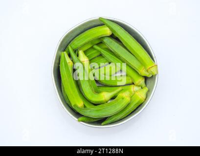 Gros plan d'okra frais isolé sur fond blanc. Légume d'okra vert frais isolé sur fond blanc. Okras sur fond blanc. Okra ou ladyf Banque D'Images