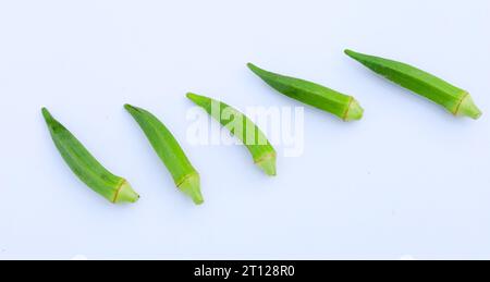 Gros plan d'okra frais isolé sur fond blanc. Légume d'okra vert frais isolé sur fond blanc. Okras sur fond blanc. Okra ou ladyf Banque D'Images