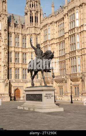 Statue de Richard cœur de Lion (Richard I) devant les chambres du Parlement, Westminster, Londres, Royaume-Uni Banque D'Images