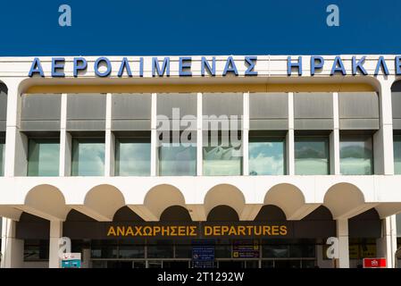 Héraklion, Crète - Grèce - 26 septembre 2023 : extérieur de l'aéroport d'Héraklion à Héraklion, Crète, Grèce. Banque D'Images