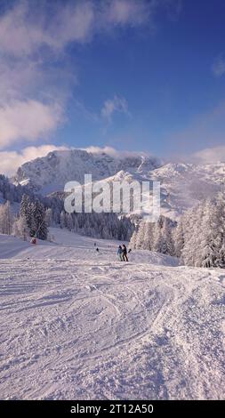Winter Berge Schneefall verschneite Landschaft tief winterliche Landschaft blauer Himmel Sonnenschein Österreich Kärnten Banque D'Images