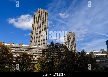 Vue sur le Barbican Estate avec la terrasse de Defoe House au premier plan et les tours de 42 étages de Shakespeare Tower(L) A. Banque D'Images