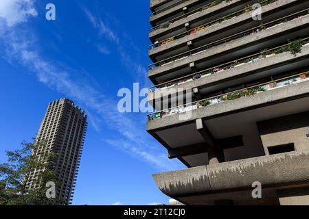 Le bloc d'appartements Edge Gilbert House, avec la Lauderdale Tower en arrière-plan. Le Barbican Estate est un exemple éminent du brutaliste britannique A. Banque D'Images