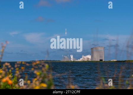 Cape Canaveral (États-Unis d ' Amérique). 06 octobre 2023. La fusée Atlas V 501 de la United Launch Alliance décolle du complexe spatial 41 de Cape Canaveral Space Force Station, transportant la mission CA-01 Amazon Kuiper Protoflight, le 6 octobre 2023, à Cape Canaveral, en Floride. La fusée transporta avec succès la mission Amazon Project Kuiper Protoflight en orbite terrestre basse. Crédit : Joshua Conti/US Space Force/Alamy Live News Banque D'Images