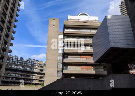 Une vue sur l'extrémité ouest de Frobisher Crescent, une terrasse incurvée d'appartements dans le domaine Barbican. Ben Jonson House, un autre bloc de terrasse de Apartm Banque D'Images