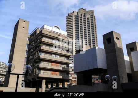 Une vue sur l'extrémité ouest de Frobisher Crescent, une terrasse incurvée d'appartements dans le domaine Barbican. Ben Jonson House, un autre bloc de terrasse de Apartm Banque D'Images