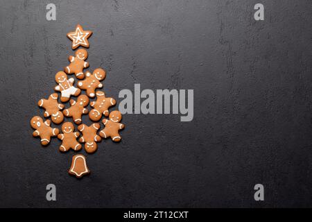 Biscuits de Noël en pain d'épice en forme de sapin et espace pour le texte de voeux. Pose à plat Banque D'Images