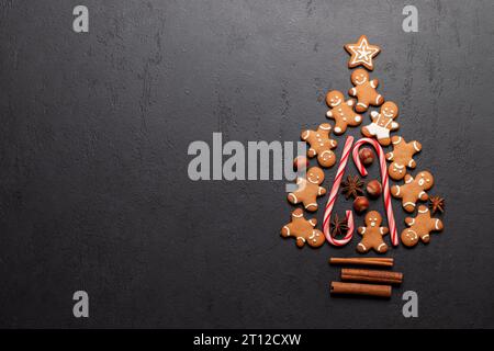 Biscuits de Noël en pain d'épice en forme de sapin et espace pour le texte de voeux. Pose à plat Banque D'Images