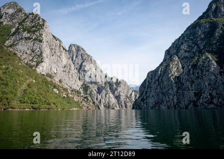 Les paysages montagneux accidentés sur le lac Komani, Albanie Banque D'Images