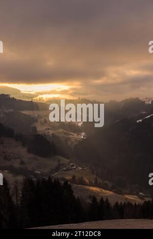 Sonnenaufgang Fokus Kirche kleines Dorf Sonnenstrahlen scheinen auf Dorf Wolken am Himmel Frühjahr Sunrise focus Church petit village rayons de soleil nuages Banque D'Images