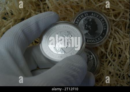 Pièce commémorative en argent australien Elizabeth II 1952-2022. Pièce d'argent en capsule dans la main du numismatiste. Banque D'Images