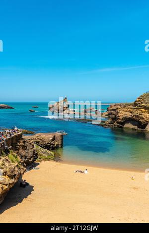 La belle Plage du Port Vieux sur un après-midi d'été où les baigneurs peuvent être vus se baigner. Commune de Biarritz, département de l'Atlantique Banque D'Images