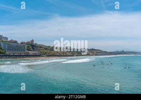 Plage Côte des Basques sur un après-midi d'été plein de surfeurs. Commune de Biarritz, département des Pyrénées Atlantiques. France Banque D'Images