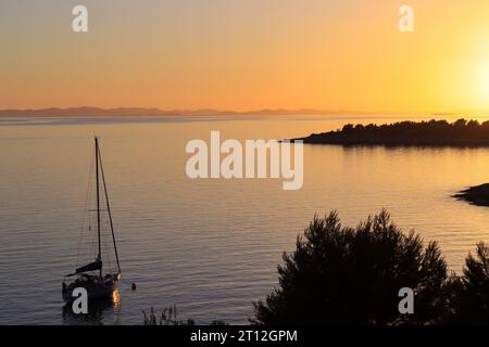 Kroatien Sonnenuntergang Meer sonne Sommer bunter Himmel croatie coucher de soleil mer soleil été ciel coloré Boot Boot Boot Banque D'Images