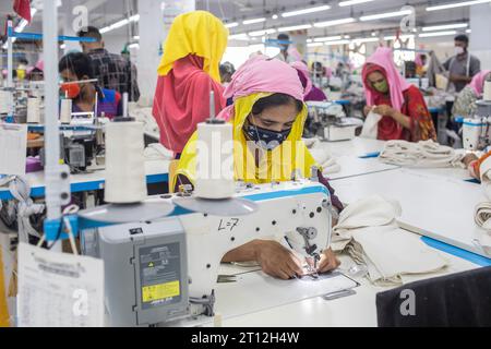 Dhaka, Bangladesh. 10 octobre 2023. Les travailleurs du vêtement travaillent à la Surma Garments Limited à Savar, (photo de Sazzad Hossain/SOPA Images/Sipa USA) crédit : SIPA USA/Alamy Live News Banque D'Images