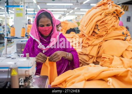 Dhaka, Bangladesh. 10 octobre 2023. Les travailleurs du vêtement travaillent à la Surma Garments Limited à Savar, (photo de Sazzad Hossain/SOPA Images/Sipa USA) crédit : SIPA USA/Alamy Live News Banque D'Images