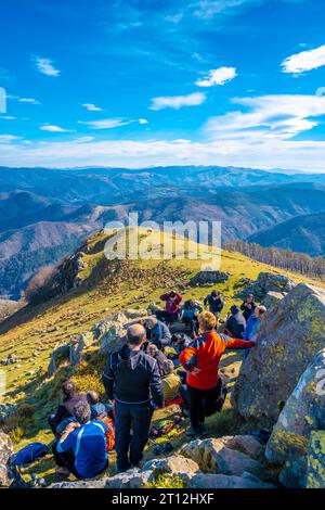 Monte Adarra, Gipuzkoa Espagne Â», 16 février 2020 : un groupe de randonneurs au-dessus du mont Adarra Banque D'Images