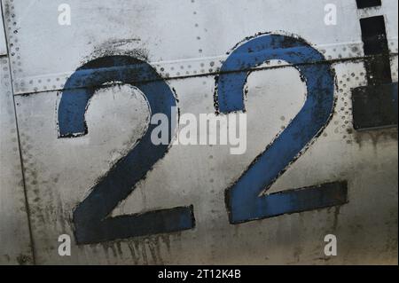 Le numéro 22 sur le fuselage d'un vieil avion. Numéro 22 écrit en bleu. Banque D'Images