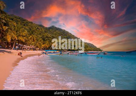 Tela, Honduras, janvier 2020 : bateaux de transport locaux à la plage de Cocalito à Punta de Sal sur la mer des Caraïbes au coucher du soleil, Tela Banque D'Images