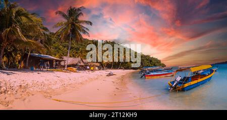 Tela, Honduras, janvier 2020 : bateaux de transport locaux à la plage de Cocalito à Punta de Sal sur la mer des Caraïbes au coucher du soleil, Tela Banque D'Images