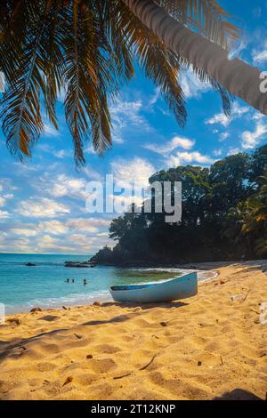 Plage de Cocalito à Punta de Sal et un bateau local, Tela. Honduras Banque D'Images