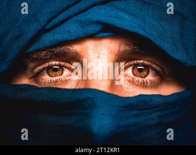 Look qui simule un tissu bleu recouvert de berbère dans le désert de Merzouga au Maroc Banque D'Images