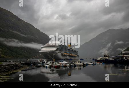 Desde la localidad de Geiranger se puede ver el tramo final del fiordo de Geiranger, con un crucero y pequeñas embarcaciones, Noruega Banque D'Images