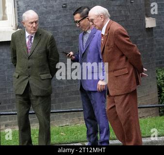 Londres, Royaume-Uni. 10 octobre 2023. Le Premier ministre Rishi Sunak et la secrétaire à la Culture Lucy Frazer ont défendu les arts visuels au n ° 10 alors que la Frieze London Art Fair fête ses 20 ans. Parmi les invités se trouvaient les artistes britanniques emblématiques 'Gilbert et George' (photo à gauche et à droite) ainsi que les politiciens Sir Michael Ellis KC MP et Damian Green MP Credit : Ian Davidson/Alamy Live News Banque D'Images