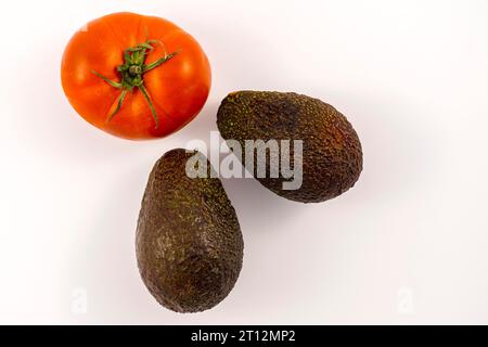 Deux bons avocats et une tomate. Recette pour faire un bon guacamole Banque D'Images