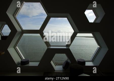 Intérieur de Afsluitdijk Wadden Center, le centre d'information moderne sur le barrage Afsluitdijk, Frise, pays-Bas Banque D'Images