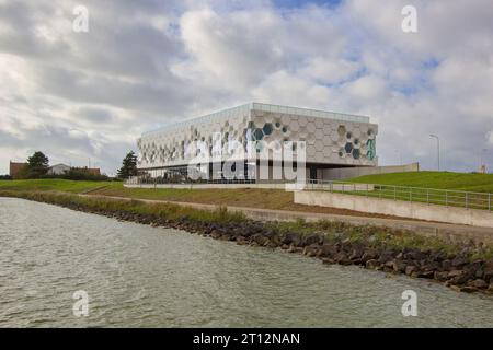 Afsluitdijk Wadden Center, façade extérieure du centre d'information moderne sur le barrage Afsluitdijk, Frise, pays-Bas Banque D'Images