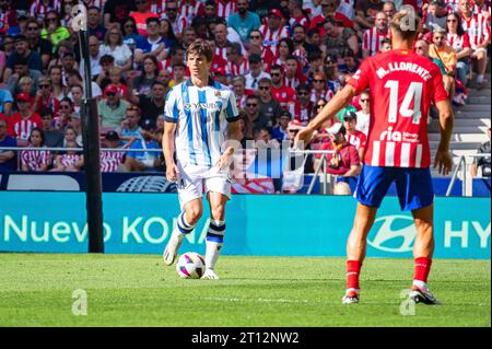 Robin le Normand (Real Sociedad) (G) vu en action contre Marcos Llorente (Atletico Madrid) (D) lors du match de football du championnat espagnol la Liga EA Sports entre l'Atletico Madrid et la Real Sociedad au stade Civitas Metropolitano. Atletico Madrid 2 : 1 Real Sociedad Banque D'Images