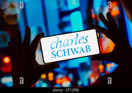 Sur cette photo, le logo Charles Schwab est affiché sur l'écran d'un smartphone. Banque D'Images