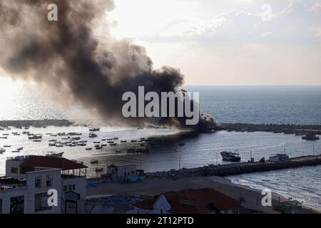 Gaza. 10 octobre 2023. De la fumée s’accumule après une frappe israélienne sur le port de la ville de Gaza, le 10 octobre 2023. Au moins 900 Palestiniens ont été tués dans les attaques israéliennes en cours sur la bande de Gaza, selon le ministère de la Santé à Gaza mardi. Pendant ce temps, au moins 1 008 personnes ont été tuées en Israël depuis que le Hamas a lancé une attaque surprise sur le pays samedi, a rapporté mardi le journal d'État Kan TV. Crédit : Rizek Abdeljawad/Xinhua/Alamy Live News Banque D'Images