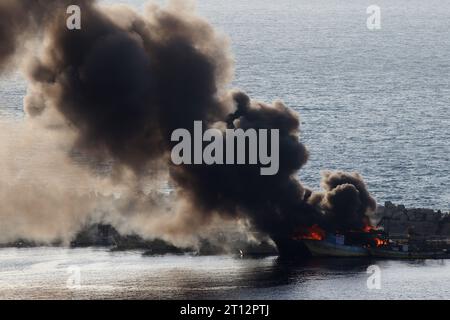 Gaza. 10 octobre 2023. De la fumée s’accumule après une frappe israélienne sur le port de la ville de Gaza, le 10 octobre 2023. Au moins 900 Palestiniens ont été tués dans les attaques israéliennes en cours sur la bande de Gaza, selon le ministère de la Santé à Gaza mardi. Pendant ce temps, au moins 1 008 personnes ont été tuées en Israël depuis que le Hamas a lancé une attaque surprise sur le pays samedi, a rapporté mardi le journal d'État Kan TV. Crédit : Rizek Abdeljawad/Xinhua/Alamy Live News Banque D'Images