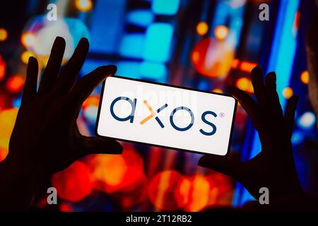 Brésil. 10 octobre 2023. Sur cette photo, le logo Axos est affiché sur l'écran d'un smartphone. (Photo de Rafael Henrique/SOPA Images/Sipa USA) *** strictement à des fins éditoriales *** crédit : SIPA USA/Alamy Live News Banque D'Images