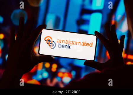 Brésil. 10 octobre 2023. Sur cette photo, le logo Amalgamated Bank est affiché sur un écran de smartphone. (Photo de Rafael Henrique/SOPA Images/Sipa USA) *** strictement à des fins éditoriales *** crédit : SIPA USA/Alamy Live News Banque D'Images