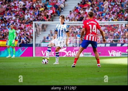 Madrid, Espagne. 08 octobre 2023. Robin le Normand (Real Sociedad) (G) vu en action contre Marcos Llorente (Atletico Madrid) (D) lors du match de football du championnat espagnol la Liga EA Sports entre l'Atletico Madrid et la Real Sociedad au stade Civitas Metropolitano. Atletico Madrid 2 : 1 Real Sociedad (photo Alberto Gardin/SOPA Images/Sipa USA) crédit : SIPA USA/Alamy Live News Banque D'Images