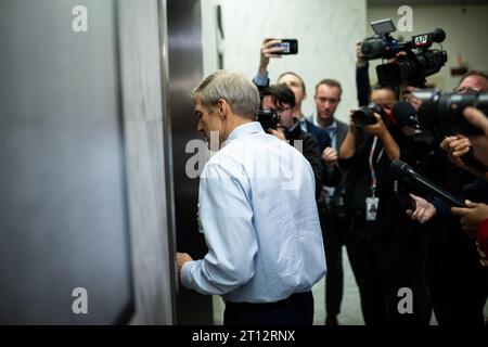 Washington, États-Unis. 10 octobre 2023. Le représentant Jim Jordan (R-OH) monte à bord d'un ascenseur au Capitole des États-Unis, à Washington, DC, le mardi 10 octobre, 2023. (Graeme Sloan/Sipa USA) crédit : SIPA USA/Alamy Live News Banque D'Images