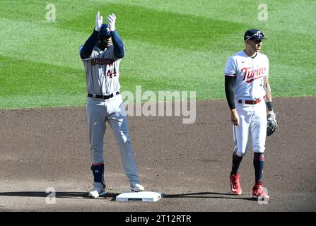 Minneapolis, États-Unis. 10 octobre 2023. Le joueur de terrain gauche des Astros de Houston Yordan Alvarez (L) se tient à côté de l'arrêt court des Twins du Minnesota Carlos Correa après avoir atteint la deuxième place sur une erreur de terrain dans la première manche du troisième match d'une série de division de la Ligue américaine de MLB au Target Field à Minneapolis le mardi 10 octobre 2023. Photo de Craig Lassig/UPI crédit : UPI/Alamy Live News Banque D'Images