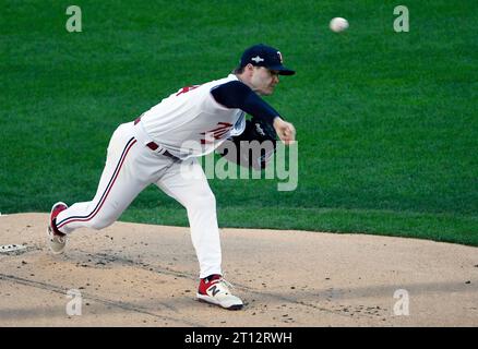 Minneapolis, États-Unis. 10 octobre 2023. Le lanceur débutant des Twins du Minnesota, Sonny Gray, lance la première manche contre les Astros de Houston dans le troisième match d’une série de division de la Ligue américaine MLB au Target Field à Minneapolis le mardi 10 octobre 2023. Photo de Craig Lassig/UPI crédit : UPI/Alamy Live News Banque D'Images