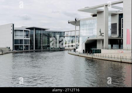 Berlin, Allemagne. Août 2022. Vue panoramique sur la rivière Spree et l'île aux musées, près du bâtiment Reichstag Banque D'Images