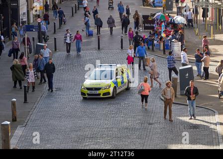 Voiture de patrouille de la police du Cheshire dans un centre-ville Banque D'Images