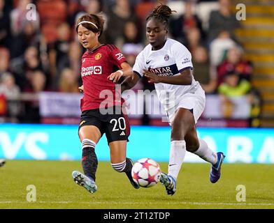 Leigh, Royaume-Uni. 10 octobre 2023. Hinata Miyazawa de Manchester Utd (L) est défiée par Sandy Baltimore du PSG lors du match de l'UEFA Womens Champions League à Leigh Sports Village, Leigh. Le crédit photo devrait se lire : Andrew Yates/Sportimage crédit : Sportimage Ltd/Alamy Live News Banque D'Images