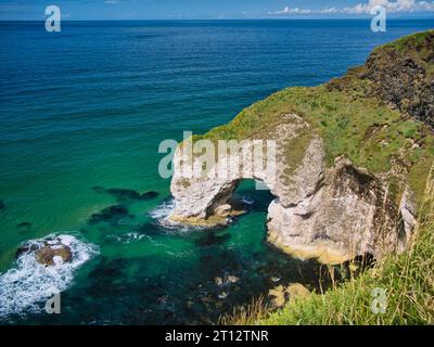 L'arche naturelle connue sous le nom d'arche de Wishing sur la côte d'Antrim, près de Giant's Causeway, en Irlande du Nord, Royaume-Uni. Prise par une journée ensoleillée en été. Banque D'Images