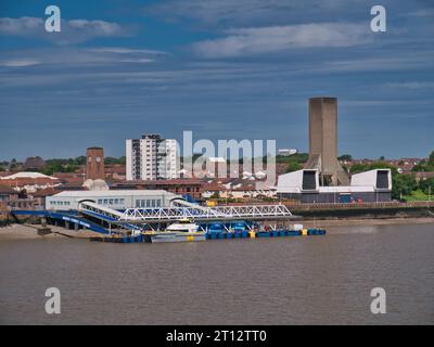 Le terminal flottant Mersey Ferries à Seacombe sur Wirral, Royaume-Uni. Sur la droite se trouve une tour de ventilation pour le tunnel routier Kingsway sous la rivière Merse Banque D'Images