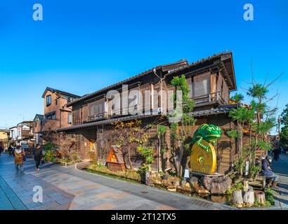 tokyo, japon - décembre 31 2022 : les maisons traditionnelles en bois japonaises de l'ère Showa ont été réhabilitées dans le restaurant d'anguilles unagi Imozen Unagi Unakko Banque D'Images