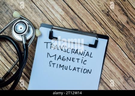 Concept de stimulation magnétique transcrânienne écrire sur la paperasse isolée sur la table en bois. Banque D'Images